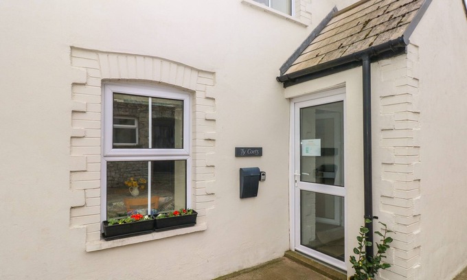 Llantwit Major Cottage | TY COETS, MORFA FARM, pet friendly in Llantwit Major