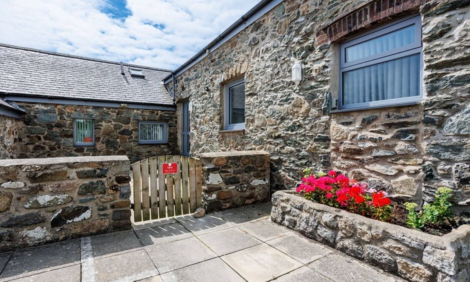 Ty Croes Cottage | Ty Cwyfan: 3-bed pet-friendly apartment in Aberffraw