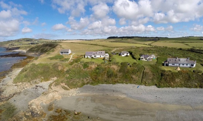 Llanfaethlu Apartment | Ty Deryn Y Mor - a sea view that sleeps 6 guests in 2 bedrooms