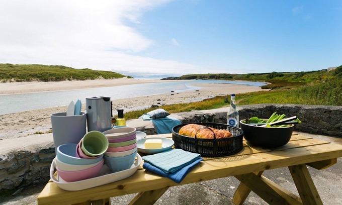 Ty Croes Apartment | Ty Glan Y Mor - an on the beach that sleeps 6 guests in 3 bedrooms