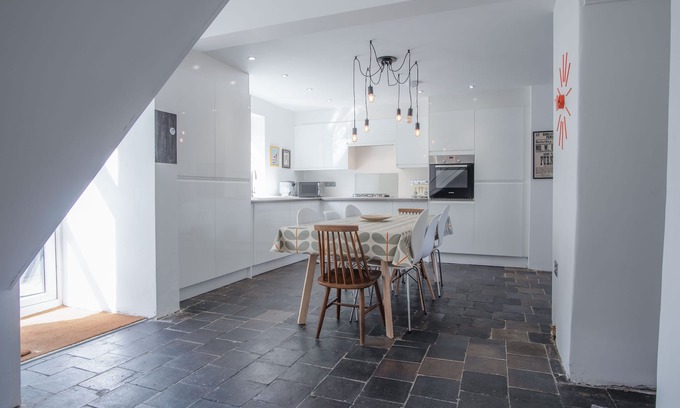 Pembroke Cottage | Ty Golau - 3 Bed Holiday Home - Pembroke