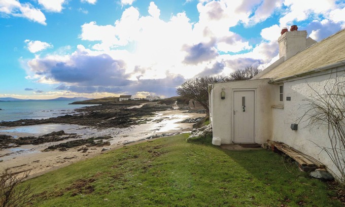 Rhoscolyn House | TY GWYN, pet friendly, country holiday cottage in Trearddur Bay