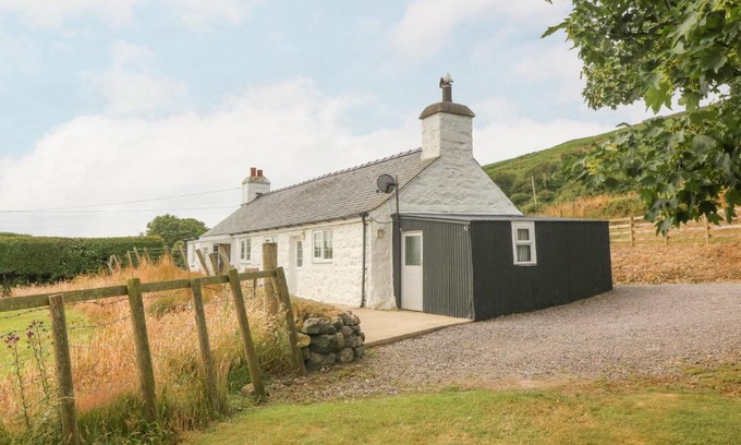 Garn Fadryn House | Ty Hen