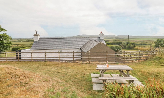 Garn Fadryn Cottage | Ty Hen