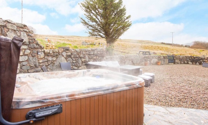 Cwmtirmynach House | Ty Hen in Capel Celyn