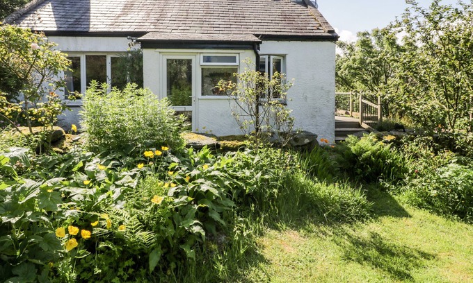 Bethesda Cottage | TY ISEL, pet friendly, character holiday cottage in Bethesda