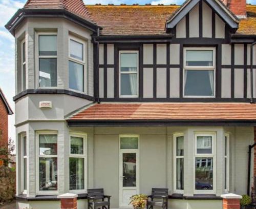Llandudno House | Ty Llwyd - Luxury holiday home sleeping 8, Hot Tub available