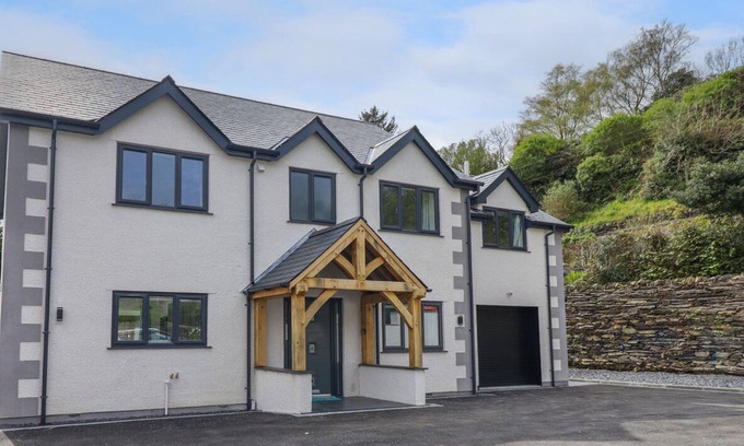 Penrhyndeudraeth Cottage | TY MAWR, pet friendly, with hot tub in Penrhyndeudraeth