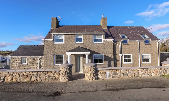 Chwilog Cottage | TY'N FFRIDD BACH, pet friendly, with a garden in Y Ffor