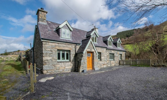 Bethesda House | Ty'n y Maes - Four Bedroom House, Sleeps 8