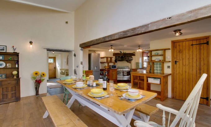 Bethesda House | Ty'n y Maes - Four Bedroom House, Sleeps 10
