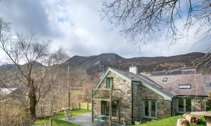 Bethesda House | Ty'n y Maes in the beautiful Bangor