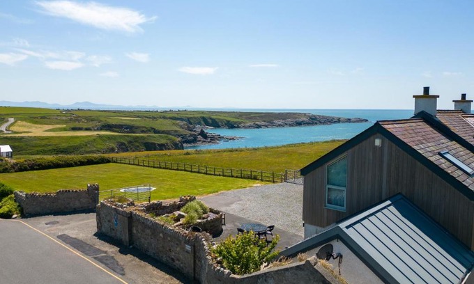 Holyhead House | Ty Nant