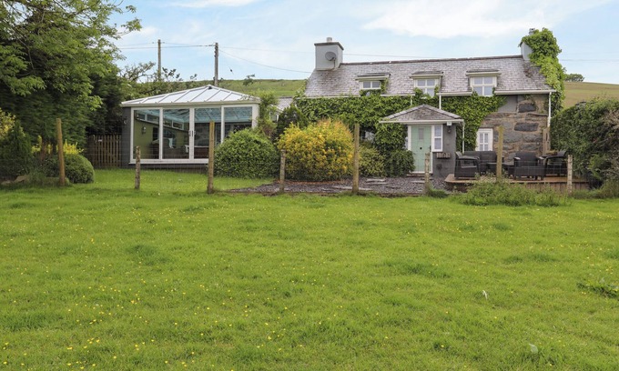 Rhyd-y-clafdy Cottage | TY NEWYDD, family friendly, with open fire in Llanaelhaearn