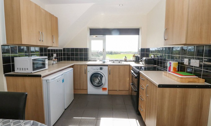 Llanfaelog House | TY NI ANNEX, pet friendly, with a garden in Llanfaelog