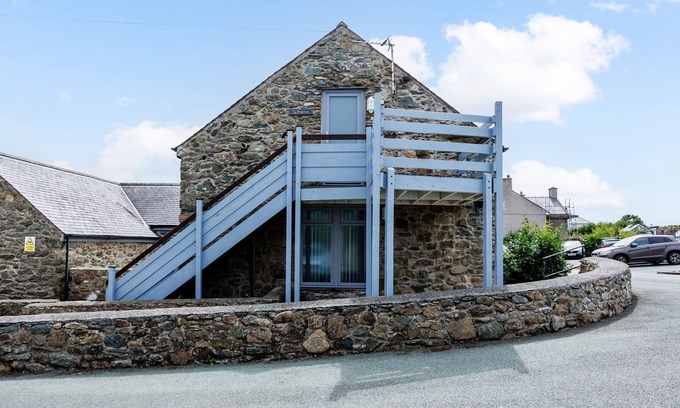 Ty Croes Cottage | Ty Rhiannon: One bedroom first floor apartment in Aberffraw
