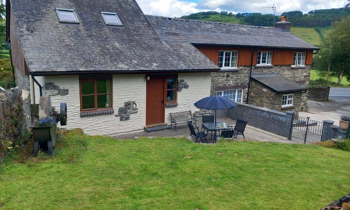 Machynlleth House | Ty Wennol - Two Bedroom House, Sleeps 4