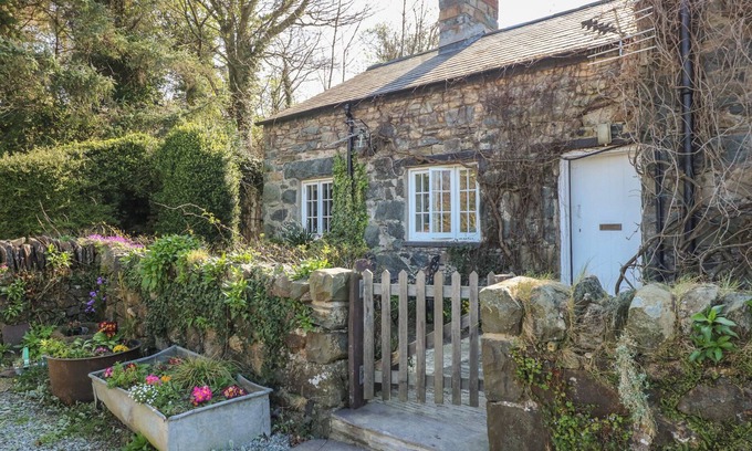 Bangor Cottage | TYDDYN ISAF BACH, romantic, with open fire in Talybont Near Bangor