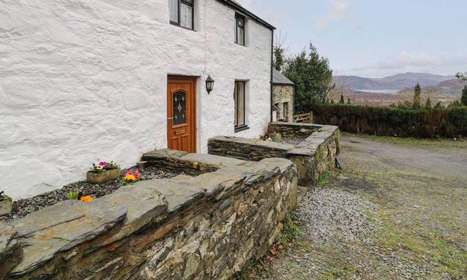 Arthog Cottage | TYDDYN SEFFRA, family friendly, with open fire in Fairbourne