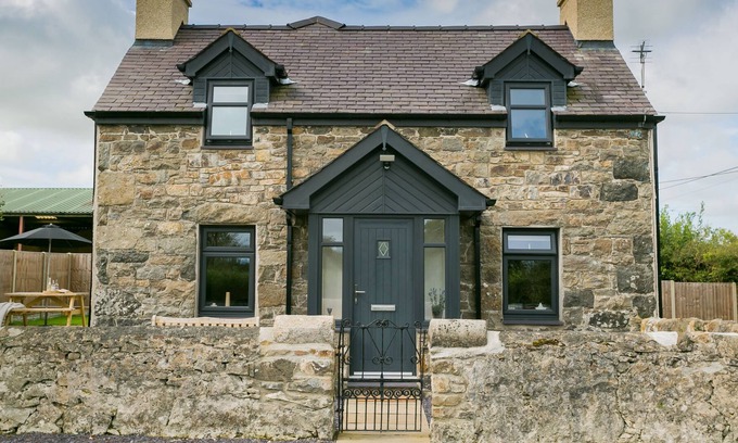 Elim Cottage | Tyn Y Coed - a remote that sleeps 6 guests in 3 bedrooms