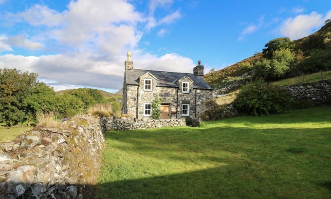 Arthog Cottage | TYN Y GRAIG, romantic, character holiday cottage in Fairbourne