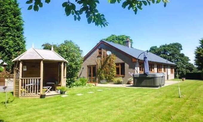 Llanbadarn Fynydd Cottage | TYNDDOL BUNGALOW, family friendly, with hot tub in Llanbadarn Fynydd