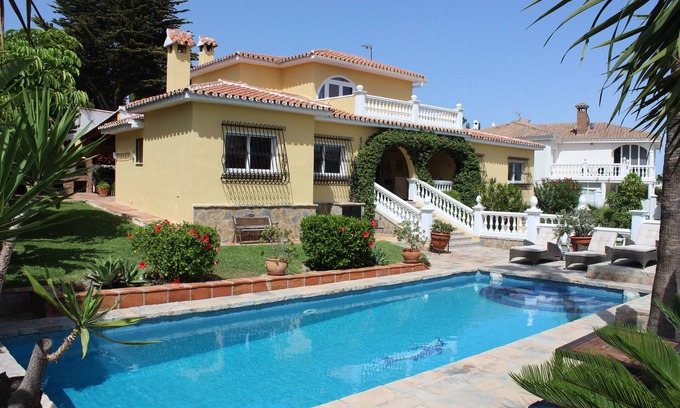 Torrequebrada Villa | Typical Spanish villa, ideal for 2-3 families. Saltwater pool, Wi-Fi.