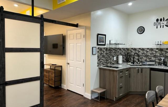 Detroit - Shoreway Apartment | Uber Close to Ohio City, Cleveland (Lower)