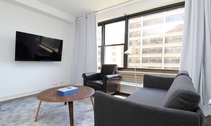 Indian Village Apartment | UChicago, Lake, Sci Museum | Gym + W&D | Zencity