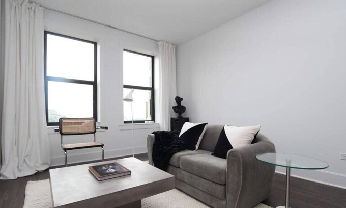 East Hyde Park Apartment | UChicago, Lake, Sci Museum | Gym + W&D | Zencity