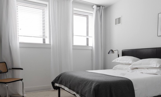 East Hyde Park Apartment | UChicago, Sci Museum | Lake View + Gym | Zen@Shoreland