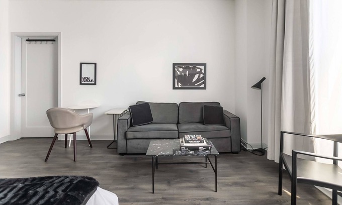 East Hyde Park Apartment | UChicago, Shops + Eats, Lake | Gym + W&D | Zencity