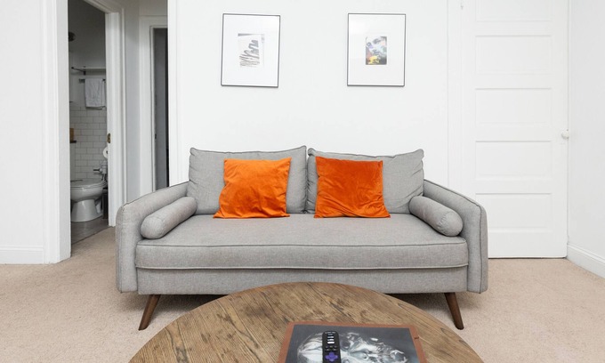 East Hyde Park Apartment | UChicago, Shops + Eats, Lake | Gym + W&D | Zencity
