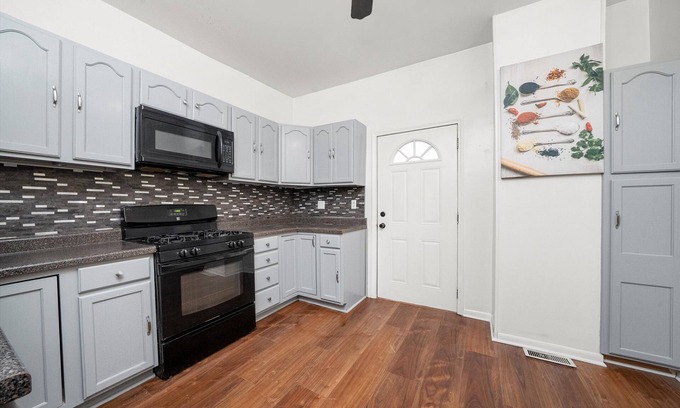 Pilsen Apartment | UIC /Pilsen - Trendy 1 Bed 1 Bath Flat WITH FREE PARKING