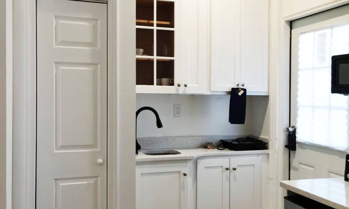 Spruce Hill Apartment | Uinn- At UPenn-1A；Living inside the UPenn campus. with WiFi, AC.