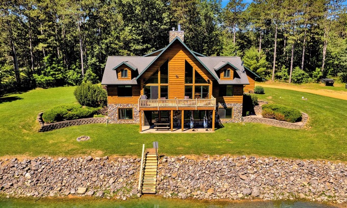 Mauston Cabin | Ultimate All-Season Cabin w/Private Swimming & Fishing Pond at Castle Rock Lake