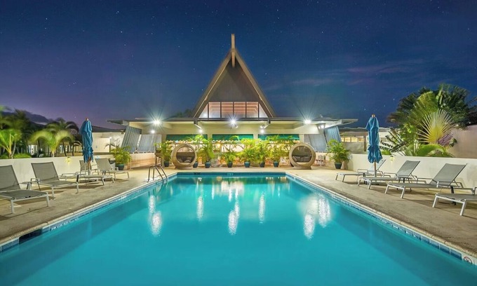 Kahului Hotel | Ultimate Couple's Escape! Modern Ocean Front Room | Dining Option + Pool