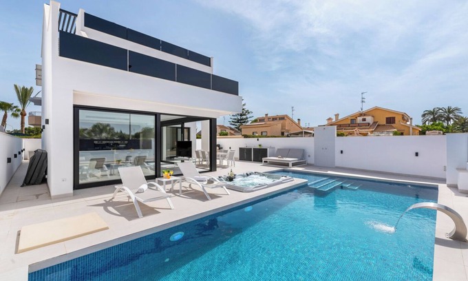 Santiago de la Ribera Villa | Ultimate Enjoyment: Luxury 8-person Villa with Jacuzzi, Pool & Beach within Walking Distance!
