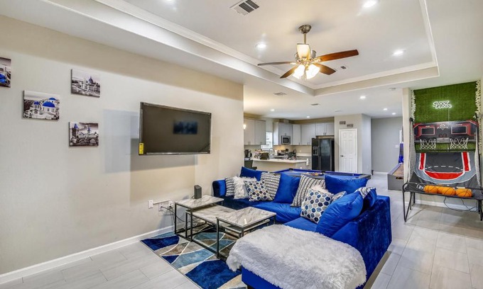 Southeast Houston Villa | Ultimate Getaway-Pool-Games-Hookah-Downtown Htx