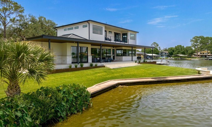Granite Shoals House | Ultimate Lake Escape: Chef’s Kitchen, Gym, Boat Slip & 900 Ft of Swimmable Shore