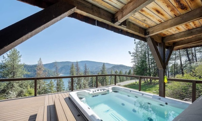 Coeur d'Alene House | Ultimate Laketown Retreat with Hot Tub!
