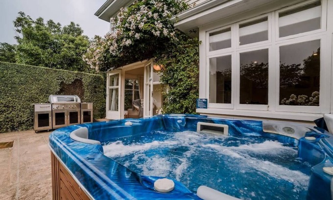 Merivale Villa | Ultimate Lux Villa in Merivale - Sleeps 16
