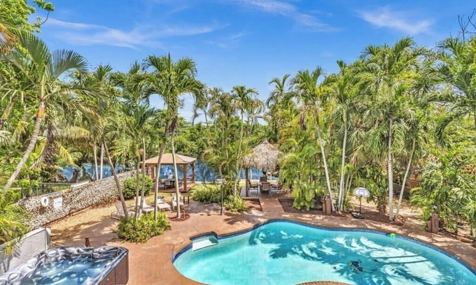 Fort Lauderdale Resort | ULTIMATE MAGICAL RESORT.12 BEEDROOMS 7 BATHROOMS. WATER FRONT FAMILY RESORT.