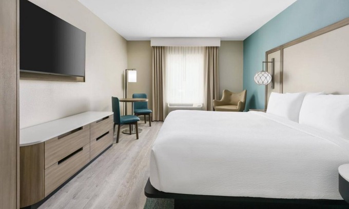 Marathon Hotel | Ultimate Marathon Key Getaway! Convenient Room, King Bed, Free Breakfast, Pool