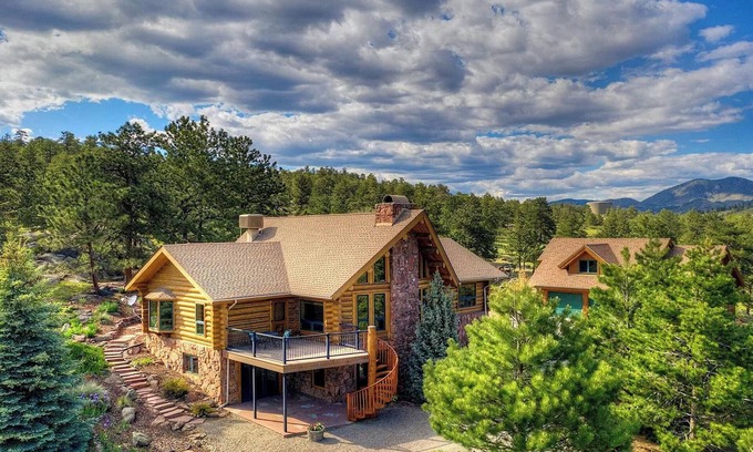 Lyons Cabin | Ultimate Mountain Retreat: Total Privacy, Wild Nature & Mile-High Spa Experience