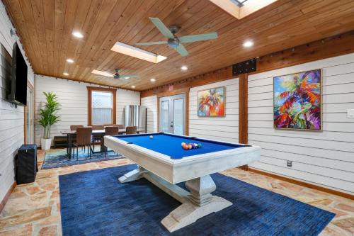 Wetmore House | Ultimate Retreat Game Room Fire Pit Bbq Office