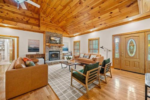 Sevierville Apartment | Ultimate Smoky Escape W Fun Games Hot tub & more