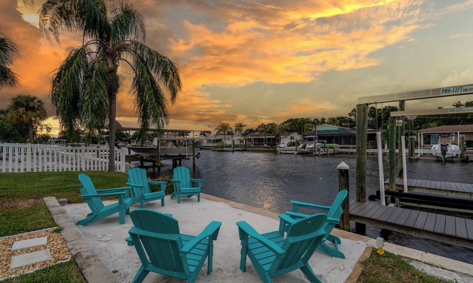 Bay Crest Park House | Ultimate Waterfront Oasis w/Heated Pool & Boat Dock