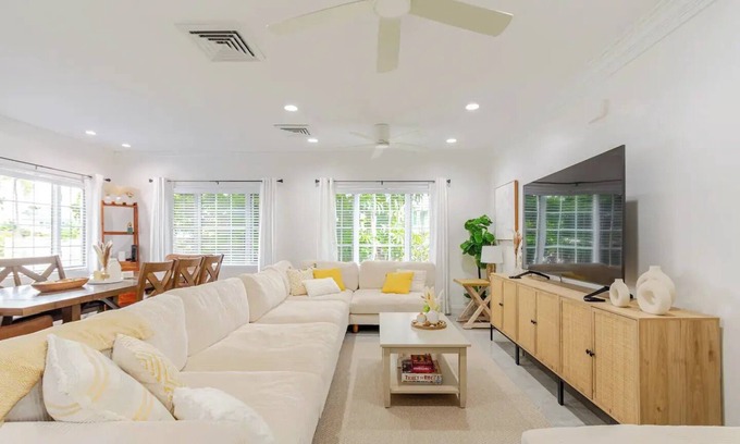 Nassau Villa | Ultra Comfort Bahamas Villa Getaway w/Private Pool, BBQ, PoolBar, Outdoor Dining