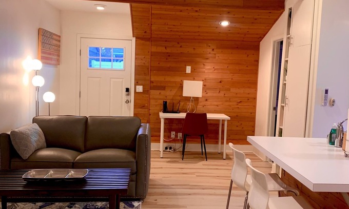 Sherman Oaks House | Ultra Contemporary Guest Suite located in the heart of Sherman Oaks